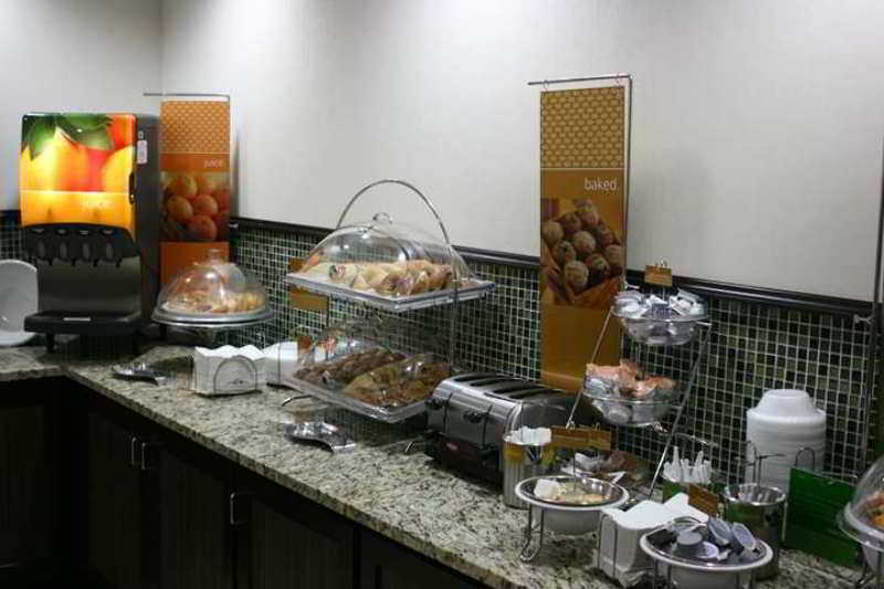 Wingate By Wyndham Charleston Coliseum Hotel North Charleston Restaurant photo